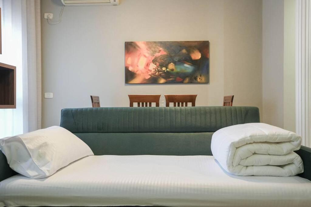 Staycation, City Center Apartment With Balcony ติรานา ภายนอก รูปภาพ