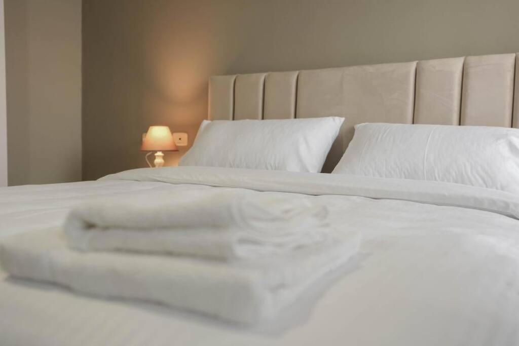 Staycation, City Center Apartment With Balcony ติรานา ภายนอก รูปภาพ