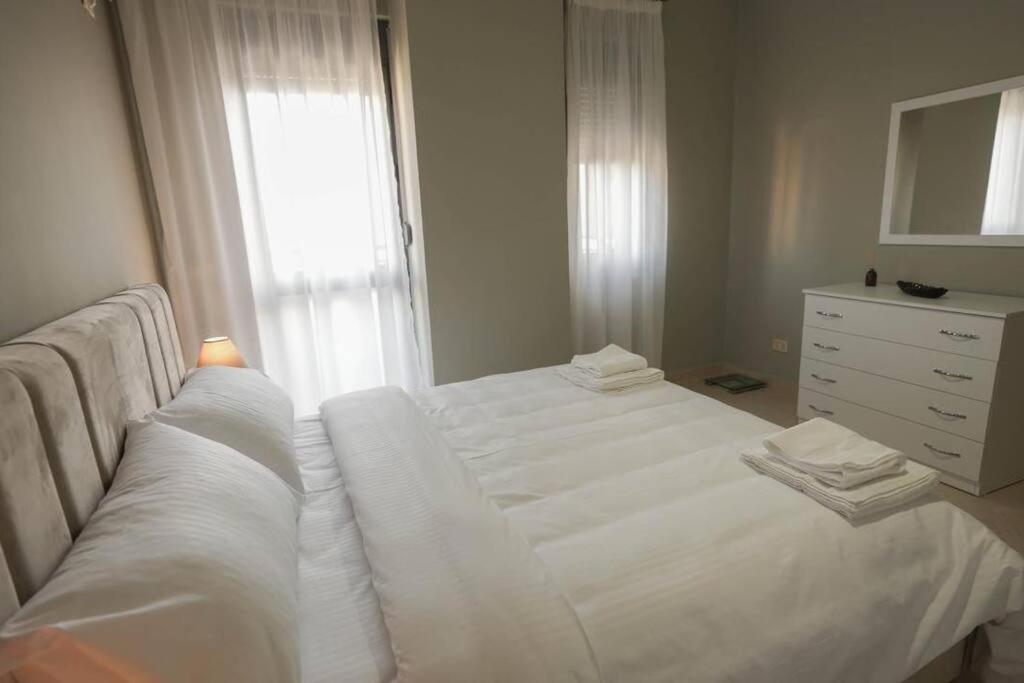 Staycation, City Center Apartment With Balcony ติรานา ภายนอก รูปภาพ