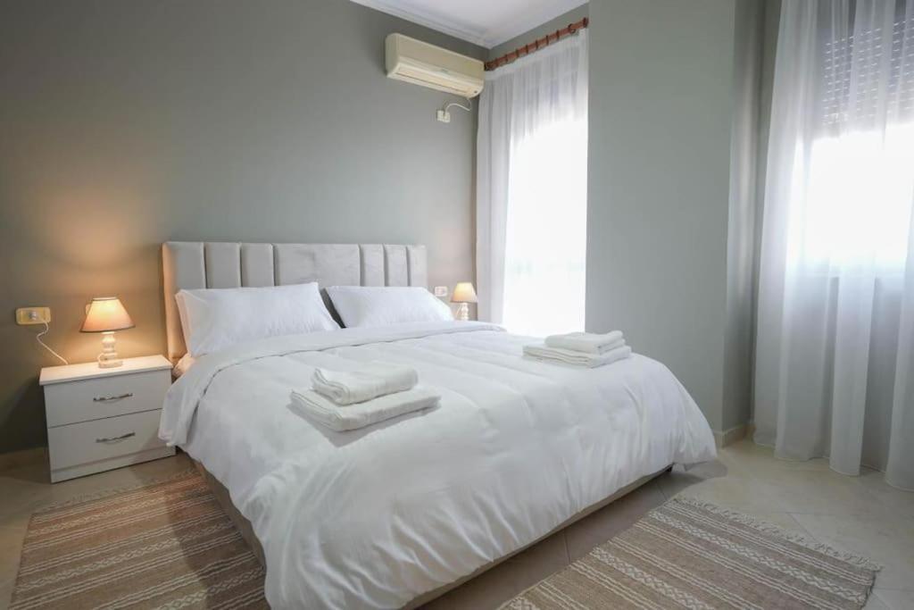 Staycation, City Center Apartment With Balcony ติรานา ภายนอก รูปภาพ